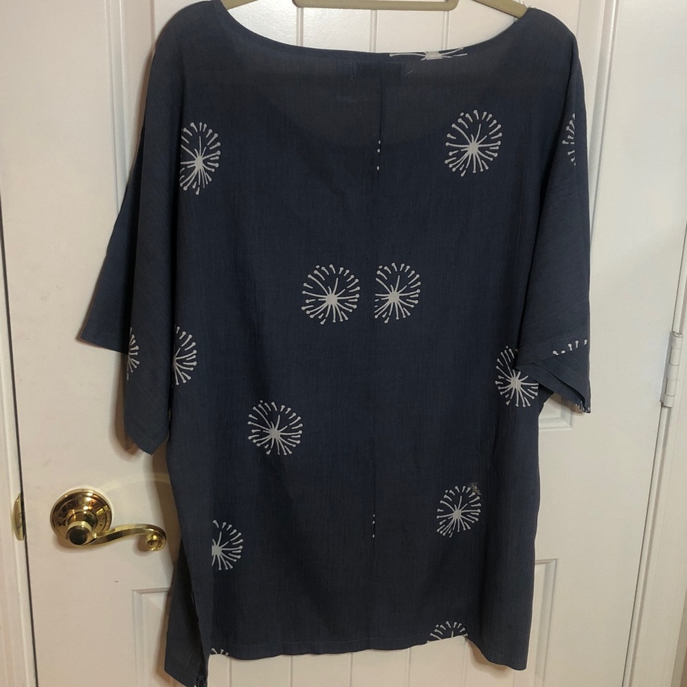 NWOT MISSLOOK Charcoal Grey Top with White Floral Accents - Picture 4 of 7